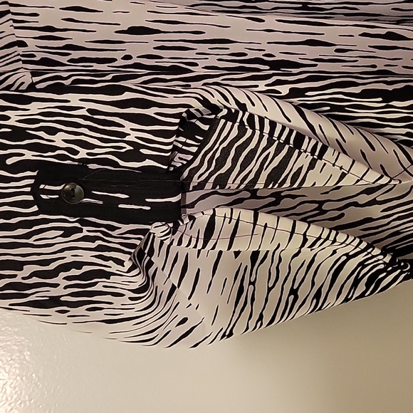 Black and white patterned blouse with black trim and buttons by Catherine's 3x - Picture 2 of 6